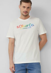 Witte katoenen T-shirt met een meerkleurige gradient logo "s.Oliver Co." met daaronder "Established 1969", korte mouwen en een ronde hals.