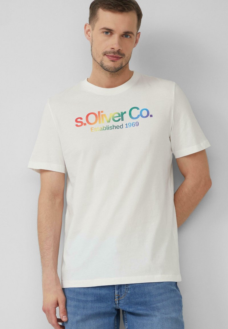 Witte katoenen T-shirt met een meerkleurige gradient logo "s.Oliver Co." met daaronder "Established 1969", korte mouwen en een ronde hals.
