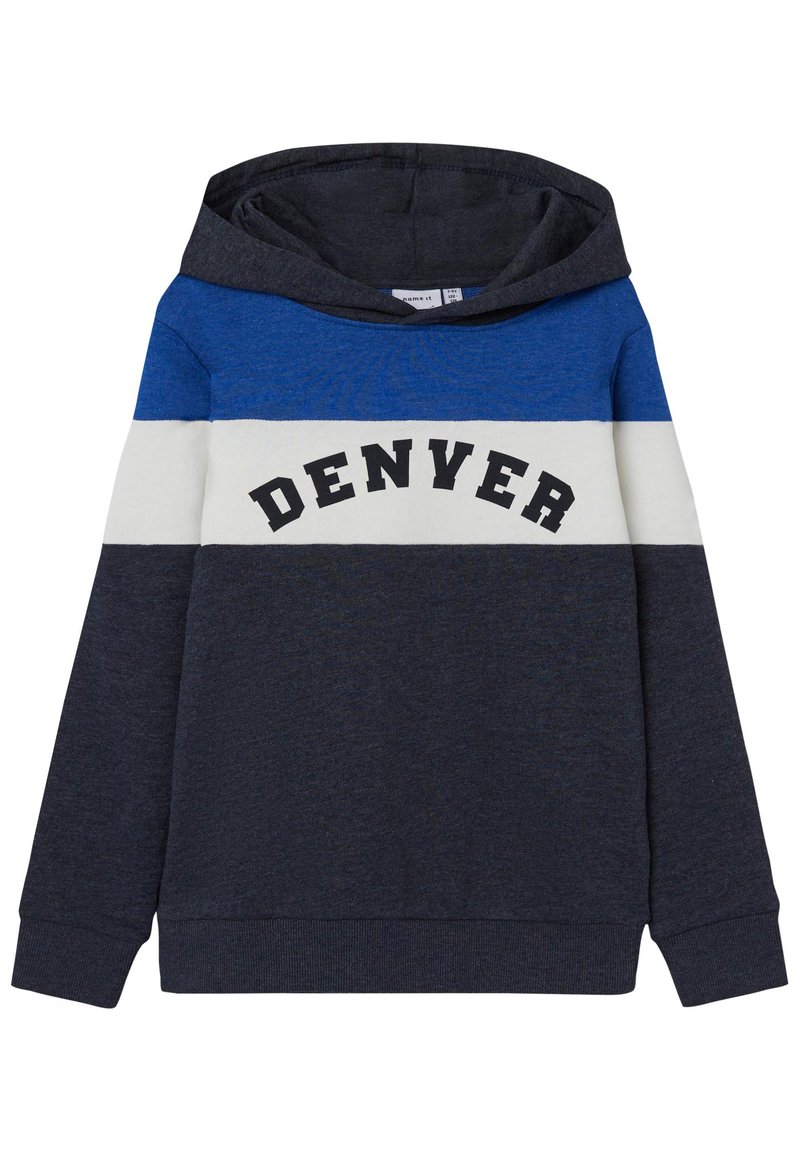 Sweat à capuche avec des blocs de couleur bleu foncé, bleu clair, blanc et marine. "DENVER" en lettres noires sur la poitrine. Texture douce.