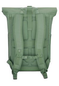 Zöld, felgördíthető hátizsák, párnázott hálós háttal, állítható pántokkal és oldalsó zsebekkel. Masszív csatokkal és minimalista dizájnnal rendelkezik.