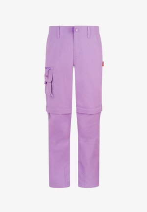 Fliederfarbene Cargohose mit abnehmbaren Hosenbeinen, seitlicher Klappentasche, Gürtelschlaufen und Knopfverschluss, von vorne auf weißem Hintergrund gezeigt.
