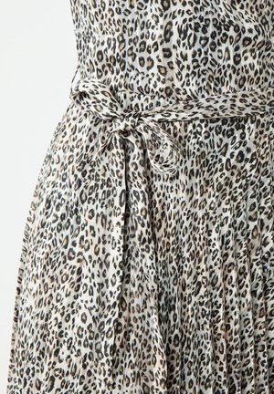 Abito con stampa leopardata con una cintura in tessuto annodata in vita, caratterizzato da macchie nere, marroni e beige su uno sfondo chiaro.