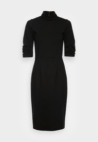 Robe noire avec un col haut, des manches trois-quarts, un corps ajusté et une jupe jusqu'aux genoux. Texture lisse et uniforme avec une fermeture éclair au dos.