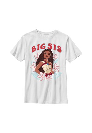 Biały t-shirt z rysunkową dziewczyną o długich ciemnych włosach, noszącą naszyjnik i sukienkę, otoczoną kwiatami, a nad nią tekst "BIG SIS".