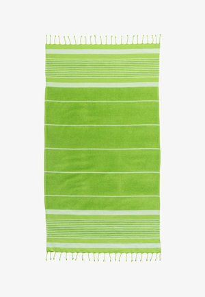 Toalla verde con rayas horizontales en verde claro y blanco y flecos con borlas en ambos bordes cortos.