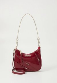 Rode tas van lakleer met een gebogen vorm, een gouden kettingriem en een logo-detail. Voorzien van een verstelbare schouderriem en ritssluitingen.