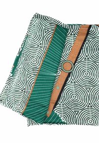 Tessuto piegato con motivi geometrici verdi, marroni e bianchi, compresi cerchi concentrici, strisce e un design a cintura con una fibbia rotonda.