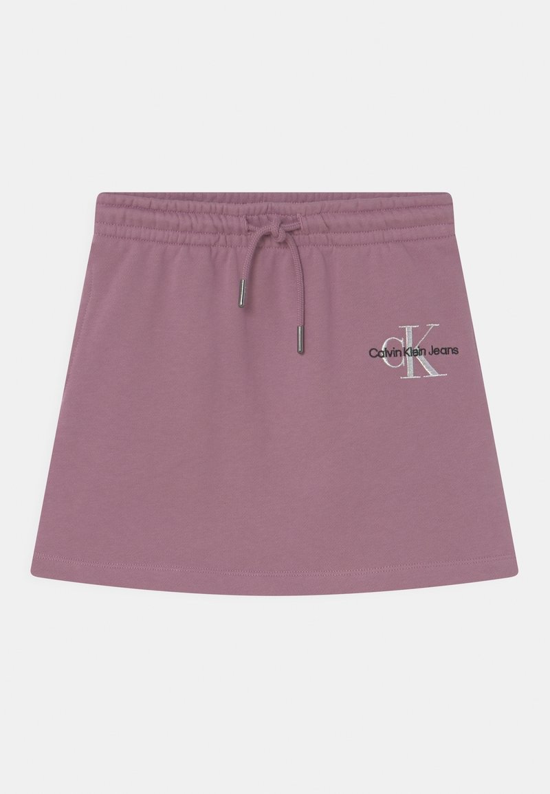 Jupe mauve Calvin Klein Jeans avec taille élastique et cordon, avec logo CK blanc et noir sur le côté droit.