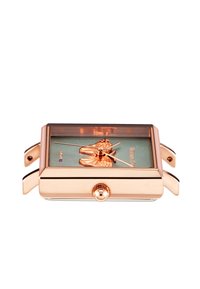 Montre rectangulaire en or rose avec un cadran transparent, présentant un motif de papillon sur fond vert et une couronne de remontage sur le côté.