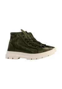 Groene canvas hoge sneakers met een witte rubberen zool, ronde neus en zes oogjes vetersluiting. Soepele textuur met een subtiele glans.