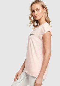 Merchcode FRAUEN HOPE EXTENDED SHOULDER  - Apdrukāts T-krekls - pink