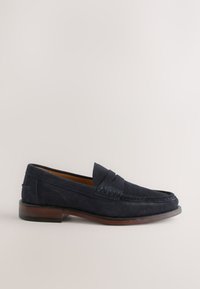 Un mocassin homme en daim bleu marine avec un petit talon en bois et un design classique à bride « penny », présenté de profil sur un fond neutre.