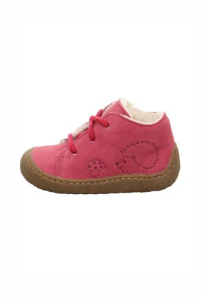 Rosa Kleinkinderschuhe mit brauner Sohle, roten Schnürsenkeln, weichem weißen Futter und kleinen Igel- sowie Pilzmotiven an der Außenseite.