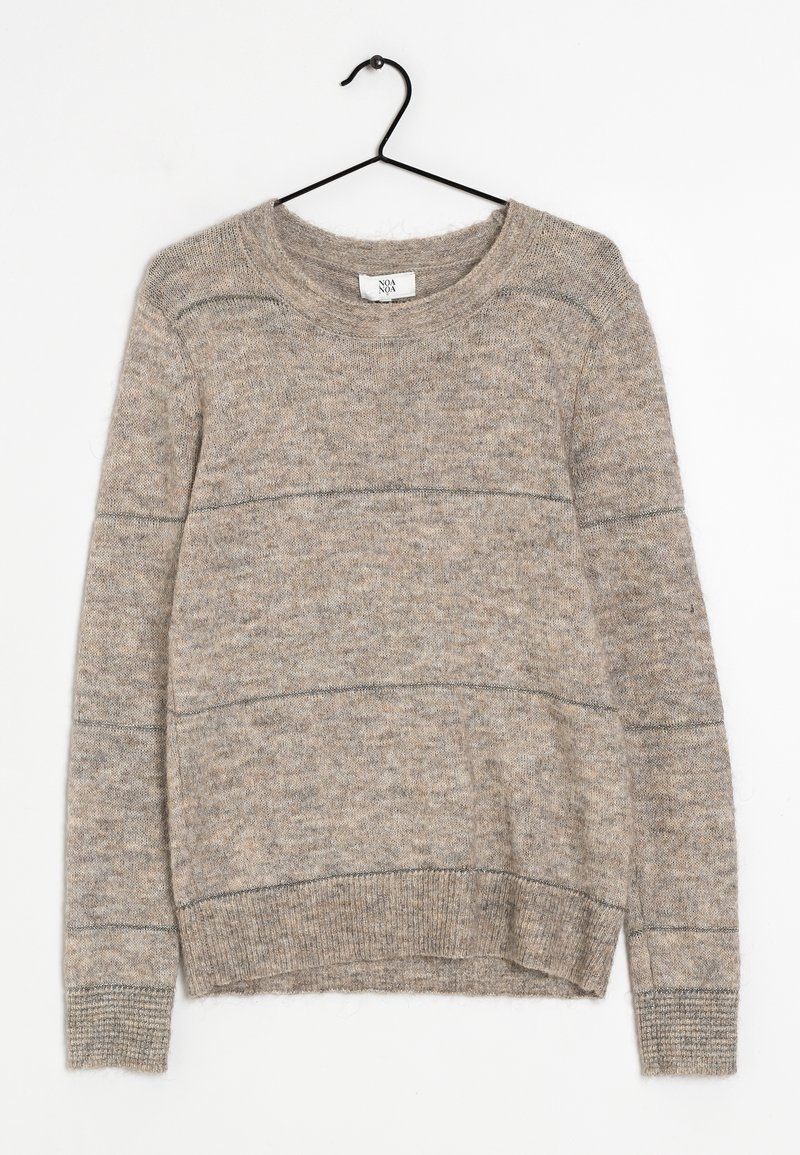 Pull tricoté marron clair à manches longues avec poignets et ourlet côtelés, suspendu sur un cintre noir sur un fond blanc.