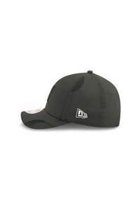 Schwarze Baseballmütze mit gebogenem Schirm, nahtlosem Vorderteil und atmungsaktiven Mesh-Panels. Auf der Seite befindet sich ein weißes Logo, und die Textur ist glatt.