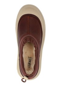 Scarpa scivolata in pelle marrone con suola in gomma color crema. Presenta un'apertura elasticizzata e una morbida fodera interna per il massimo comfort.