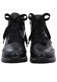 Sneaker alta nera in pelle con superficie testurizzata, punta rotonda, chiusura con lacci, collo imbottito e suola in gomma.