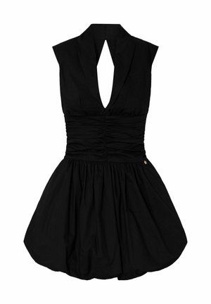 Schwarzes ärmelloses Kleid mit tiefem V-Ausschnitt, geraffter Taille, ausgestelltem Rock und Kragen, flach auf weißem Hintergrund liegend.