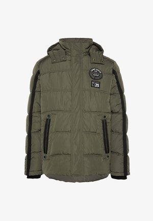 Olijfgroene pufferjack met hoge kraag, zwarte accenten, twee ritszakken aan de zijkant en een logopatch op de bovenste linkerkant.