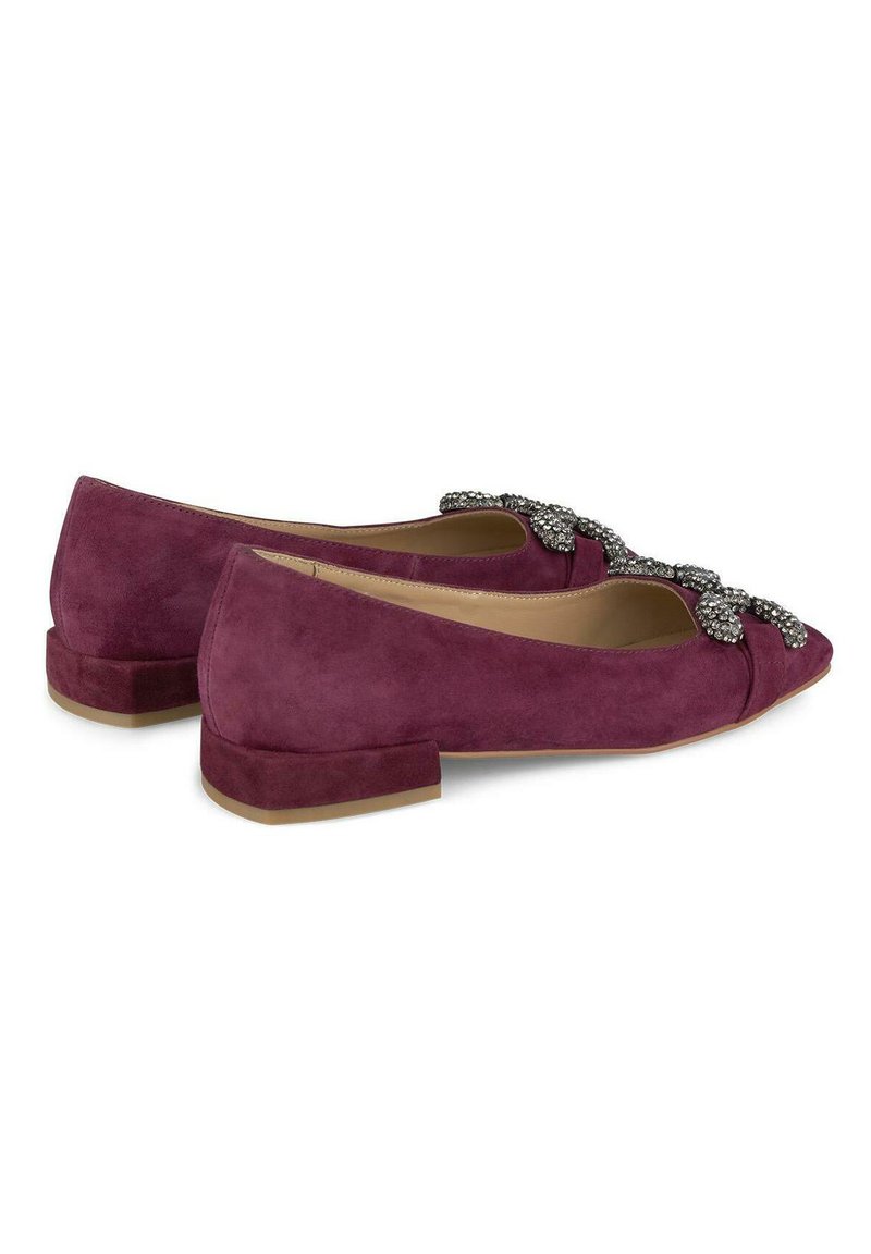 Bailarinas de ante ciruela con punta afilada y adornos de rhinestones en la parte superior. Tacón plano con suela beige.