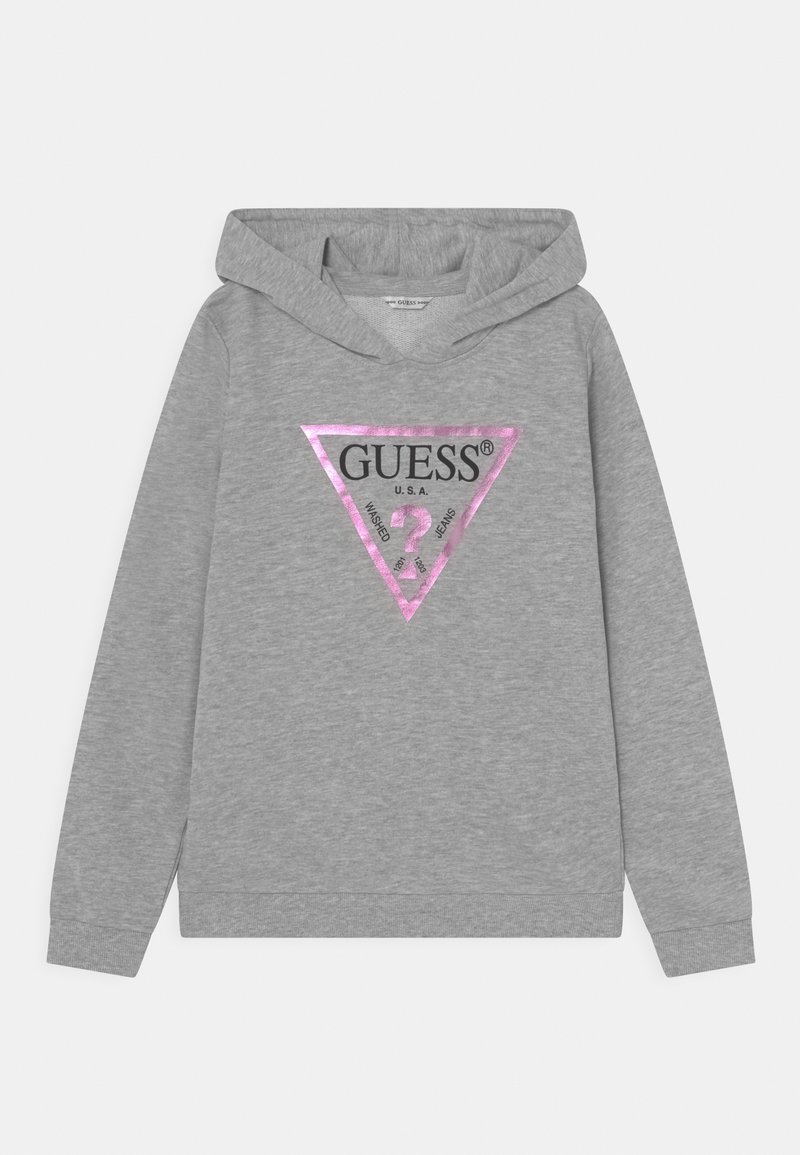 Sweat à capuche gris avec un logo triangulaire frontal en rose et noir, comportant le texte "GUESS U.S.A.". Matière douce, manches longues et capuche avec cordon de serrage.