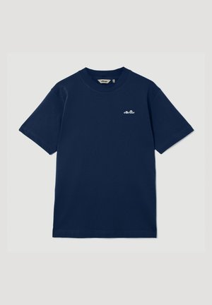Marineblå T-shirt med korte ærmer og rund hals med lille hvid "ellesse"-logo på venstre bryst mod en ensfarvet baggrund.