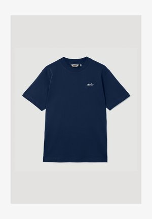 Marineblå T-shirt med korte ærmer og rund hals med lille hvid "ellesse"-logo på venstre bryst mod en ensfarvet baggrund.