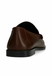 Bruine leren schoen met een glad oppervlak, met een iets verhoogde hak en een eenvoudig ontwerp. De zool is zwart en vlak.