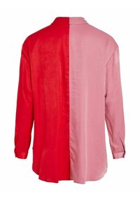 Camicia a maniche lunghe con design diviso, un lato rosso e l'altro rosa, realizzata in tessuto liscio con vestibilità comoda e colletto.