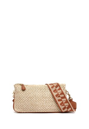 Bolso bandolera rectangular beige tejido con detalles en cuero marrón y una correa ancha ajustable con un audaz patrón geométrico.