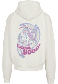 Vit huvtröja med en färgglad abstrakt grafisk design på baksidan, med lila och rosa text som läser "Lost Youth" och "Retro Future."