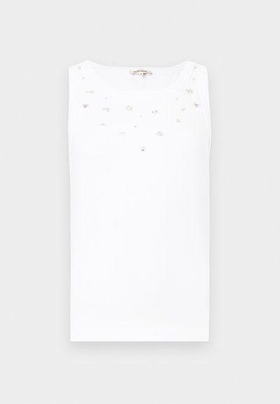 Fehér ujjatlan felső kerek nyakkivágással, melyen szórványosan díszítő elemek találhatóak, és sima, könnyű szövetből készült.