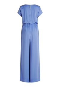 Combinaison bleue à manches courtes, avec ceinture élastique, jambes larges et amples, et détail de fermeture éclair au dos. Tissu lisse avec une texture douce.