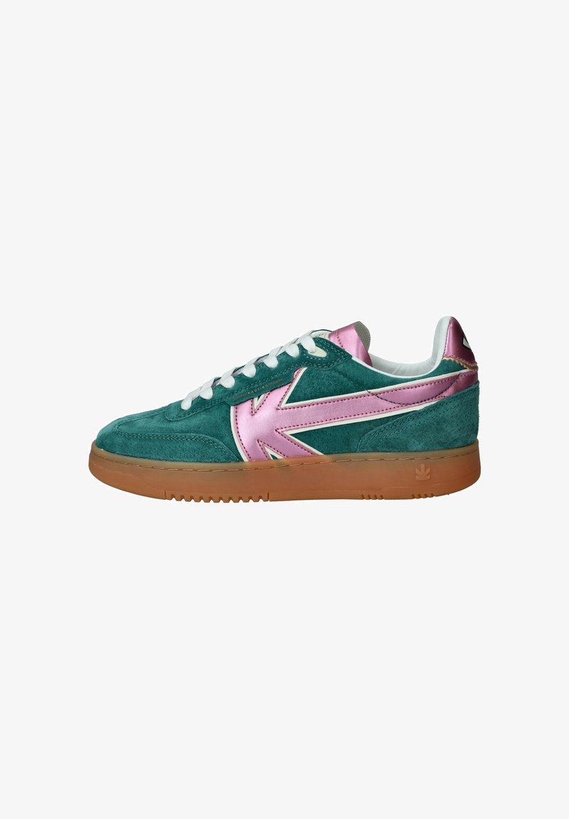 Groene suède sneakers met glanzende roze accenten, witte veters en een gumrubberen zool. Voorzien van een opvallend logo en een gewatteerde kraag.