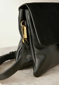 Next Geantă crossbody - black