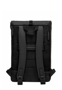 Sac à dos noir avec un design rembourré, des bretelles ajustables, une poignée supérieure et une fermeture éclair latérale. Présente une texture épurée et un détail de marque minimaliste.