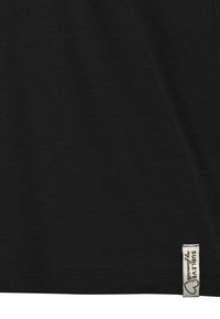 Schwarzes Baumwoll-T-Shirt mit einer glatten Textur, das ein Seitenetikett trägt, auf dem "SUBLEVEL meine Favoriten" steht. Der Saum ist dezent genäht.