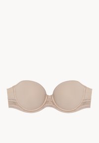 Soutien-gorge sans bretelles beige avec des bonnets lisses et rembourrés, présentant un léger éclat. Bande sous poitrine en tissu doux et texturé avec un soutien léger.