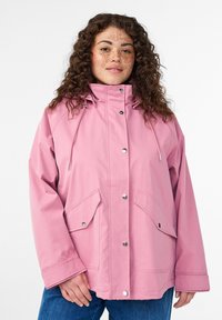 Hellrosa Jacke aus glattem, wasserabweisendem Stoff. Verfügt über einen hohen Kragen, eine verstellbare Kapuze und zwei Fronttaschen mit Druckknöpfen.