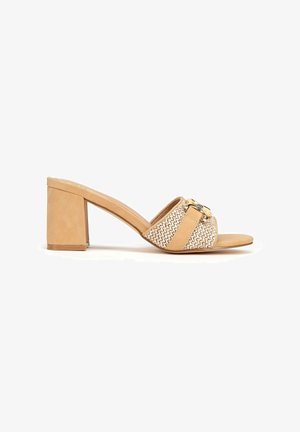 Beige Maultier-Sandalette mit Blockabsatz, geflochtenem Vorderriemen und goldfarbenem Schnallendetail, offenen Zehen und zum Hineinschlüpfen.
