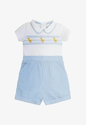 Valge lühikeste varrukatega kombekas kraega; lühikeste pükste muster on siniste triipudega ja rinnal on tikitud kollane pardimotiiv.