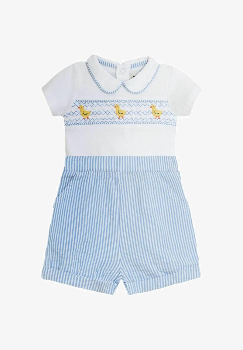 Tutina bianca a maniche corte con collo a camicia; presenta pantaloncini a righe blu e un ricamo di un'anatra gialla sul petto.