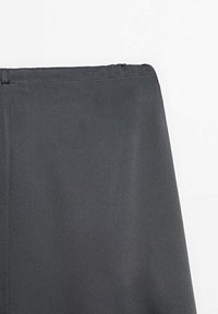Jupe gris foncé à texture lisse, avec un design droit et une ceinture épurée. Aucune motif ni détail métallique visible.