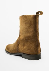 Braune Wildleder-Schnürstiefelette mit runder Zehenpartie, niedrigem Absatz, Ziehlasche an der Rückseite und glatten Nähten an der Seite für eine schmale Passform.