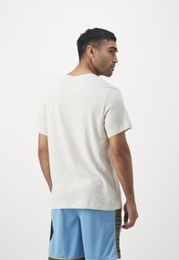 Jordan JUMPMAN SHORT SLEEVE CREW - T-skjorte til trening - legend light brown/black