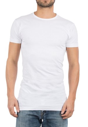 Witte getailleerde t-shirt van katoen, korte mouwen, ronde hals, gladde structuur, gecombineerd met blauwe jeans, eenvoudige uitvoering zonder patronen.