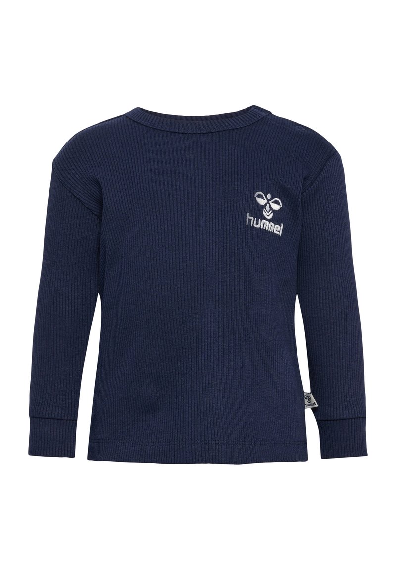 Navyblaues Langarmshirt aus geripptem Material, mit Rundhalsausschnitt und einem kleinen, weißen gestickten Logo auf dem oberen Rücken.