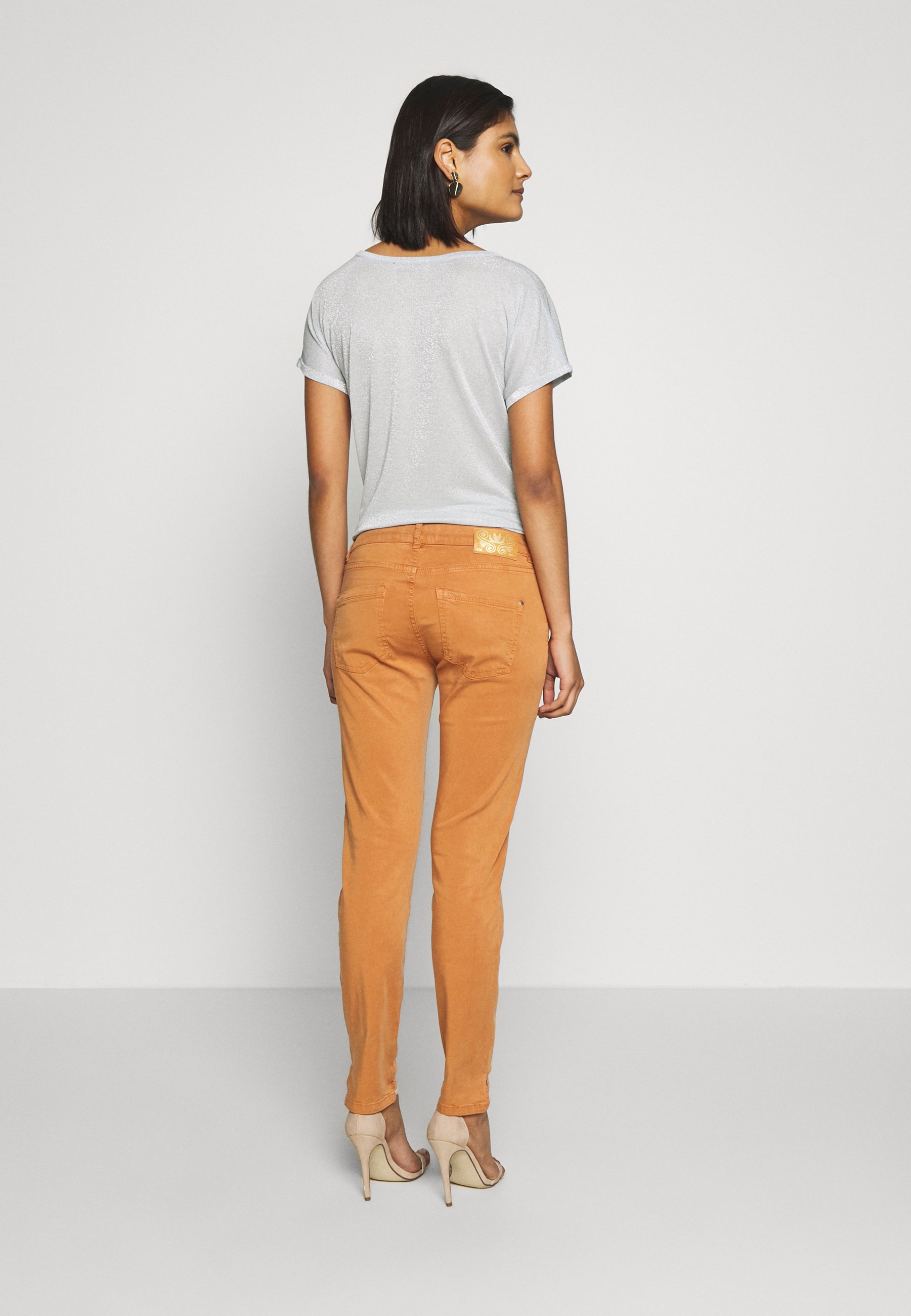 Mos Mosh SUMNER AIR STEP PANT Bukse bran Zalando.no Mos Mosh SUMNER AIR STEP PANT Bukse raspberry sorbet