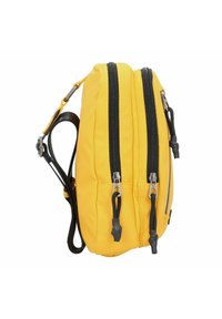 Bolsa de tela amarilla con dos cremalleras negras, correa ajustable negra, textura suave y forma redondeada; cuenta con tiradores de cremallera de goma.