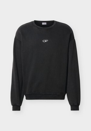 Bluză neagră cu mâneci lungi și guler rotund, cu manșete și tiv ribbed, având un mic logo geometric alb centrat pe piept.